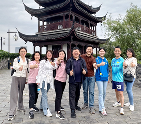 环护城河徒步，不仅锻炼了身体，放松了心情，加深了同事间的默契与感情，更是感受到了团队带来的陪伴与力量，展现了华体会官方网站-华体会huatihui（中国）
人的青春和活力，同时，引导大家养成良好的运动习惯，以更加饱满的精神状态，勇毅前行，为公司高质量发展蓄势赋能。